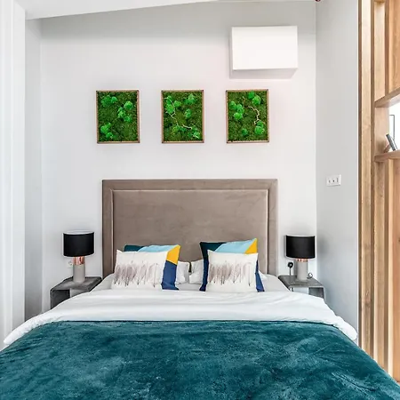 Modern Velvet Cathedral Square Studio *