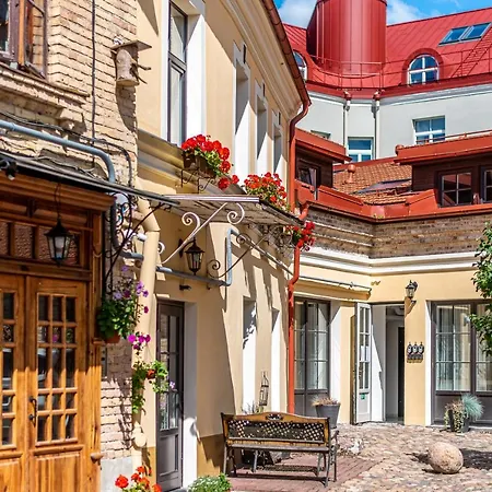 Апартаменты Modern Velvet Cathedral Square Studio